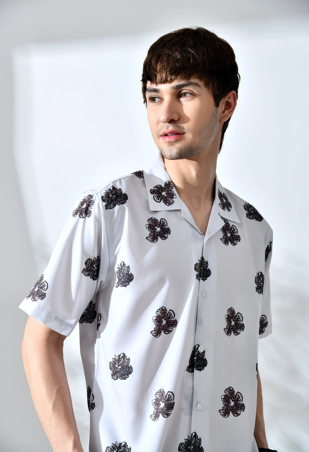 White floral printed hawain collar shirt